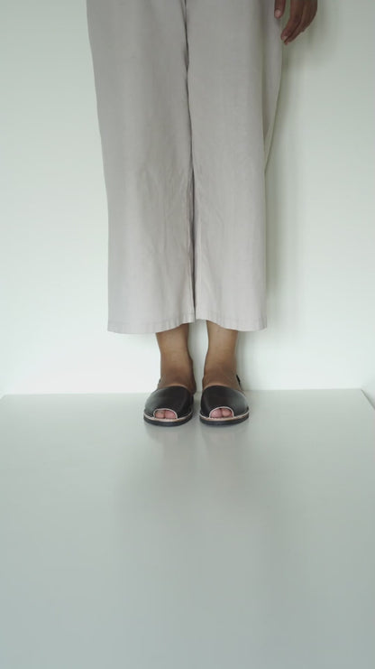 Black solid Avircazz Sandals